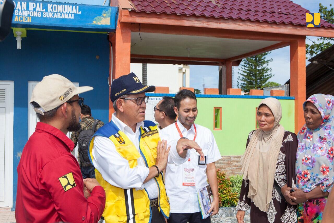 PROGRAM: Menteri Pekerjaan Umum dan Perumahan Rakyat (PUPR) Basuki  di tepi Sungai Kreung Daroy. (Foto: pupr for ngopibareng.id)