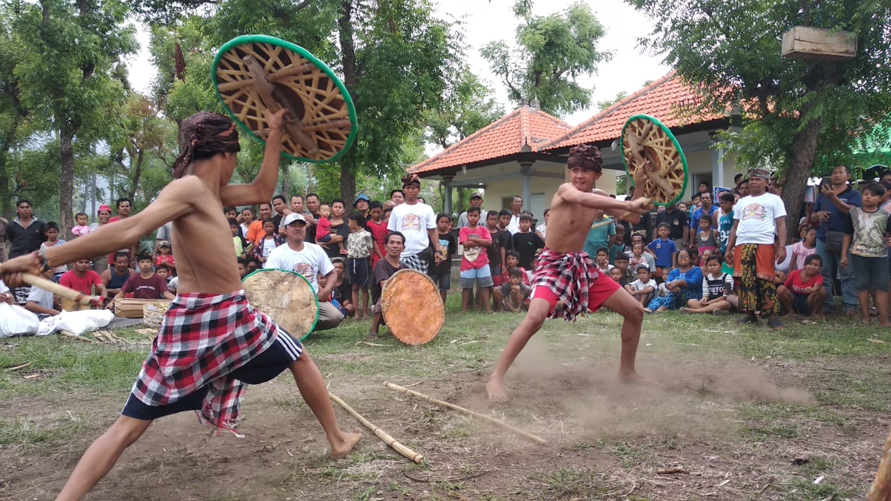 Gerakannya khas menyerupai silat lengkap dengan alat tamiang dan pemukul dari rotan. foto:istimewa