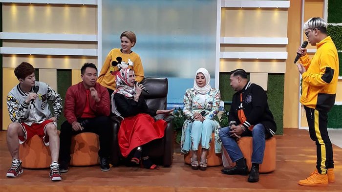 Vivi sempat berseteru dengan pasangan Vicky Prasetyo dan Angel Lelga.