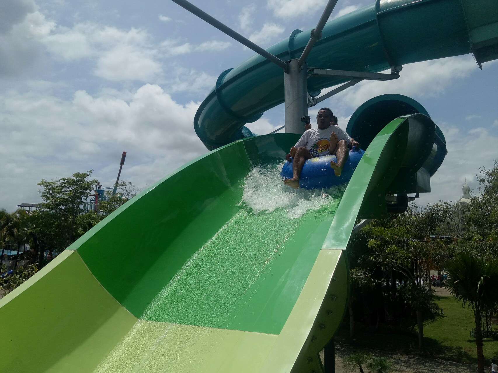 Wisatawan menjahal wahana Jet Coaster Slider di Hawai Waterpark Malang.