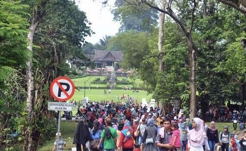 Pengunjung memadati Kebun Rata Bogor, Jawa Barat. Foto: antara