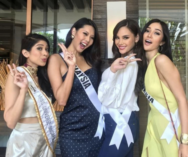 Puteri Indonesia Sonia Fergina (kanan) pose disamping Catriona Gray.