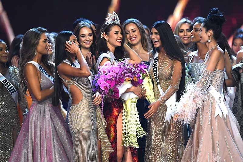 Catriona Gray (tengah) mendapatkan ucapan selamat dari kontestan Miss Universe 2018.