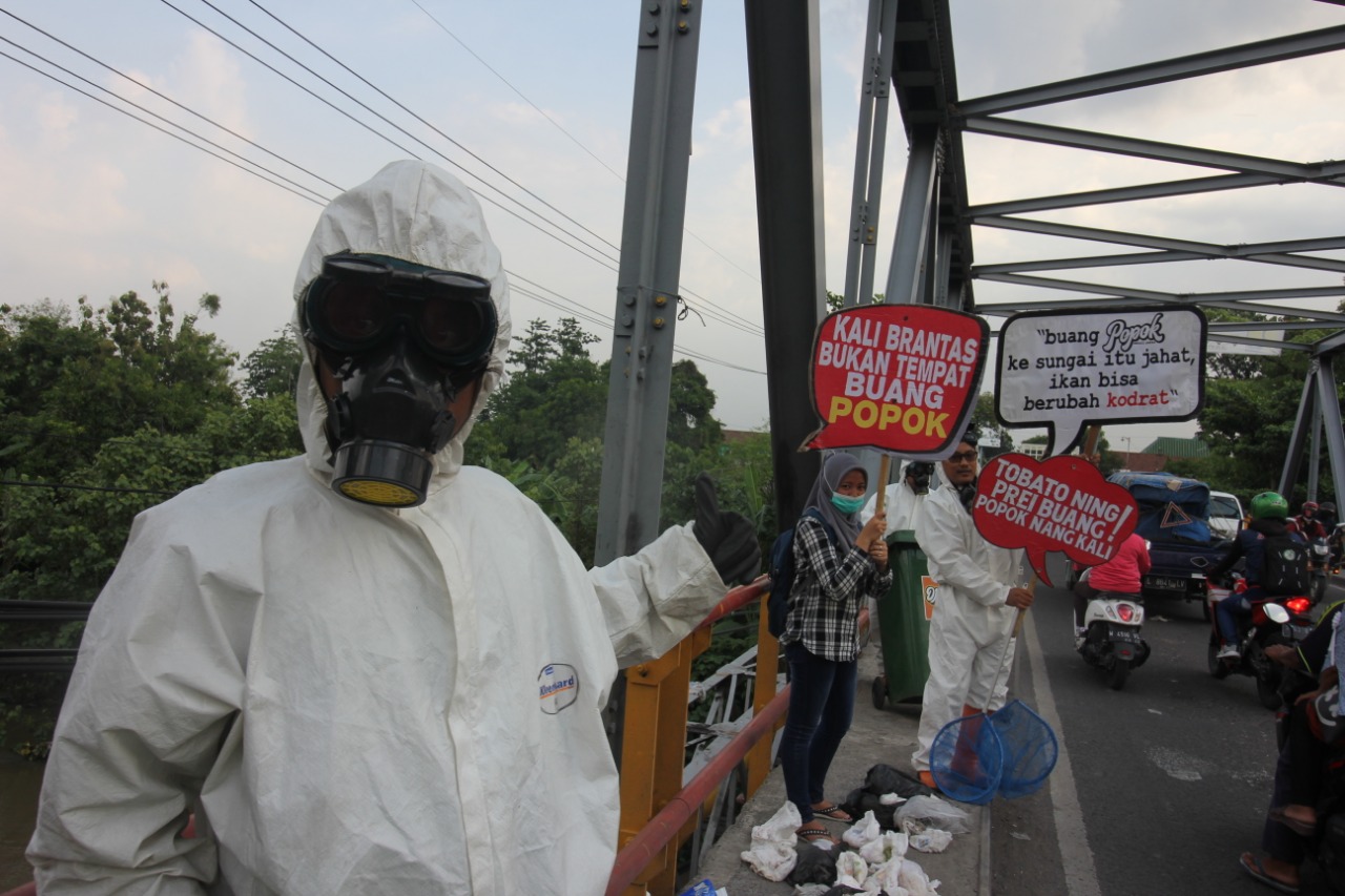 Brigade Evakuasi Popok saat melakukan pembersihan di Jembatan Legundi, Gresik, Senin 17 Mei 2018. (foto: Istimewal