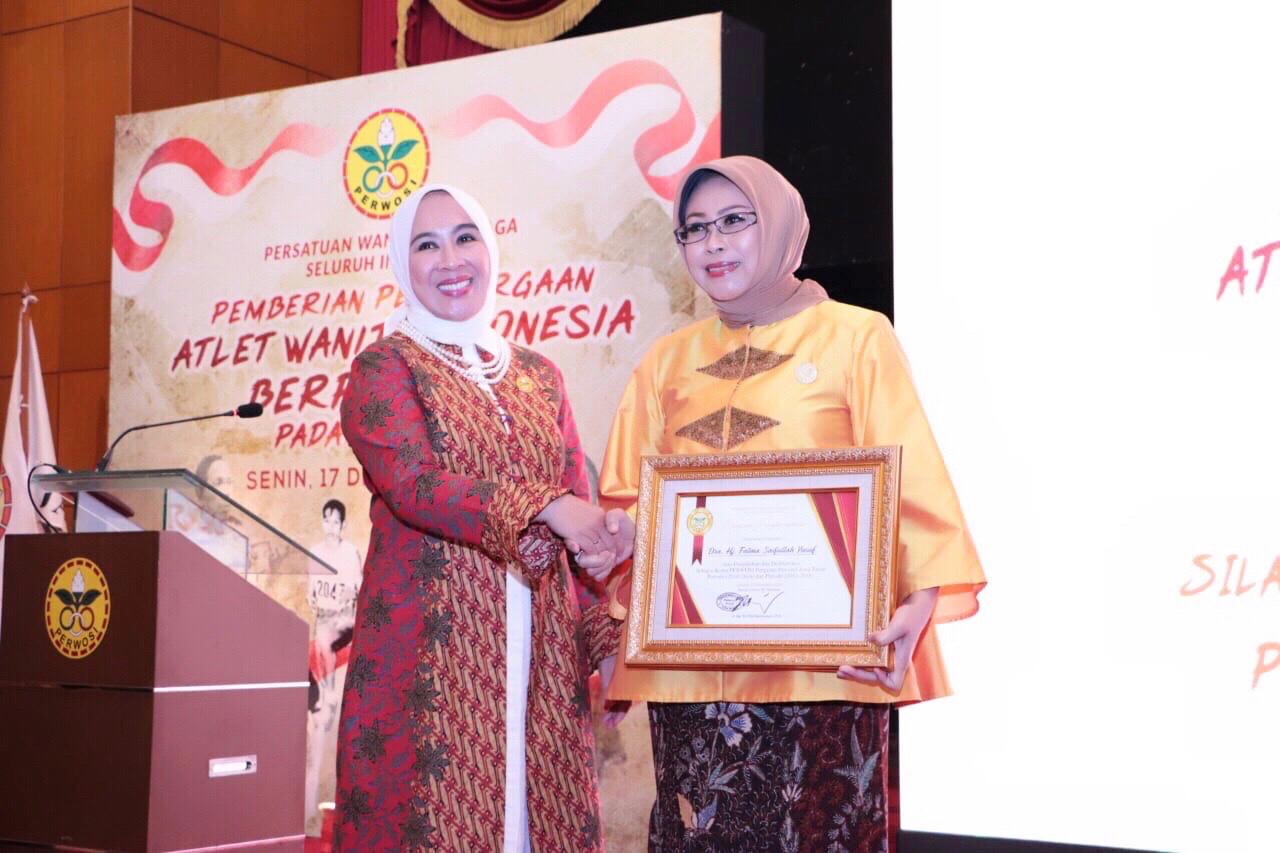 Fatma Saifullah Yusuf (kanan) menerima penghargaan dari Ketua Umum Perwosi Pusat, Ny. Tri Tito Karnavian, (17/12). Foto: Humas Jatim