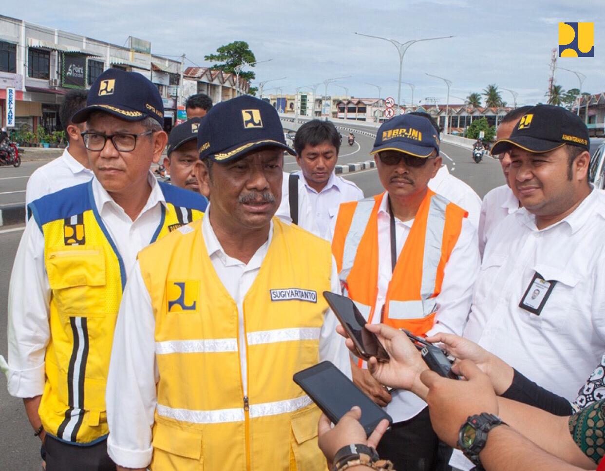 Direktur Jenderal (Dirjen) Bina Marga, Sugiyartanto saat meninjau lokasi pembangunan fasos dan fasum di Aceh. (Foto: Birkom Kementerian PUPR)