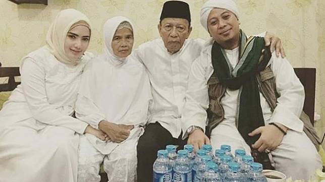Opick bersama Yuliast Mochamad dan kedua orangtuanya.
