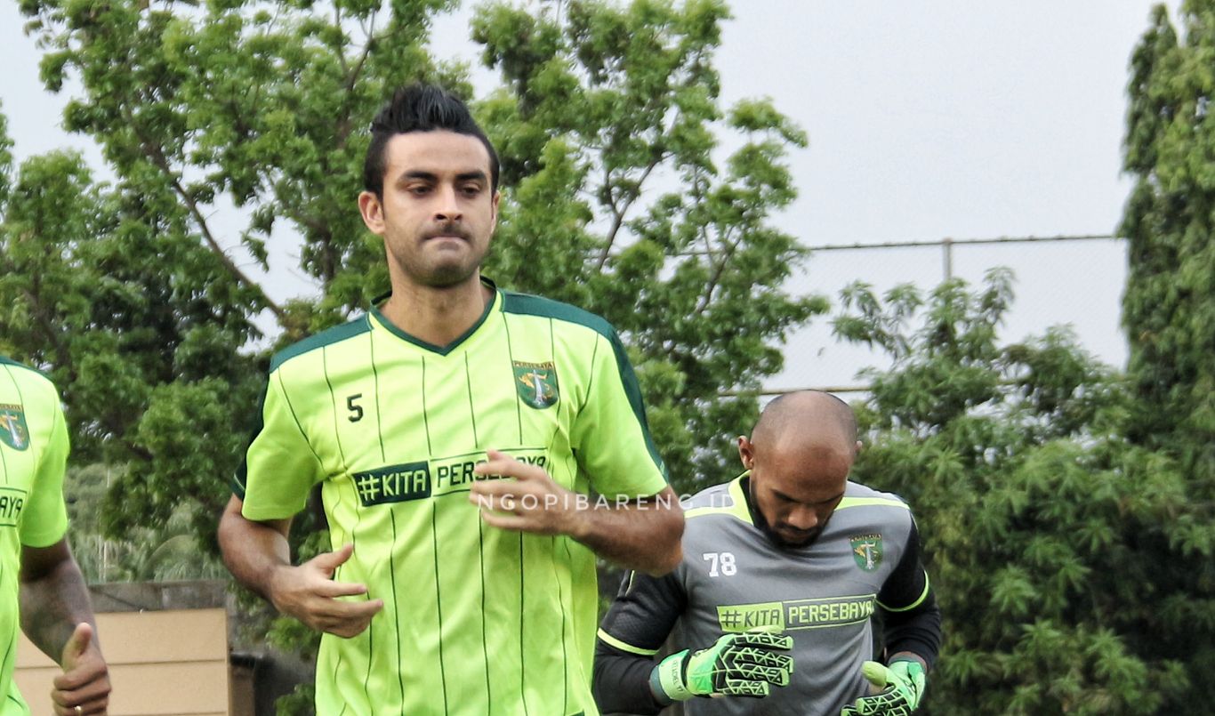 Bek Persebaya, Otavio Dutra. foto:haris/ngopibareng