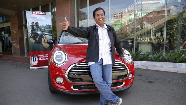 Dedi Heriyadi, pengemudi ojek online (ojol) yang menang satu unit mobil Mini Cooper seharga Rp 12.000 dari belanja online. 