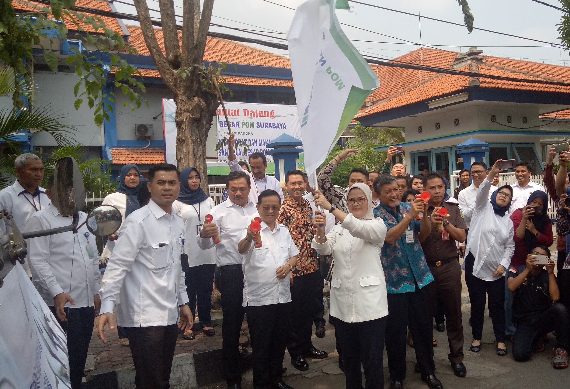 Kepala Badan POM Penny Lukito, Kepala Dinas Kesehatan Jawa Timur, Kohar Hari Santosa dan I Made Bagus Gerametta berfoto bersama sebelum acara pemusnahan produk ilegal. (Foto: Pita/ngopibareng.id)