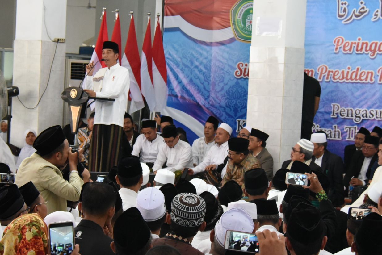 Presiden Joko Widodo dan Gubernur Jawa Timur Soekarwo Soekarwo atau Pakde Karwo bersilaturahmi ke keluarga besar Pondok Pesantren Darul Ulum (DU) di Desa Rejoso, Peterongan, Kabupaten Jombang, Selasa 18 Desember 2018 siang. (Foto: Farid/ngopibareng.id) 