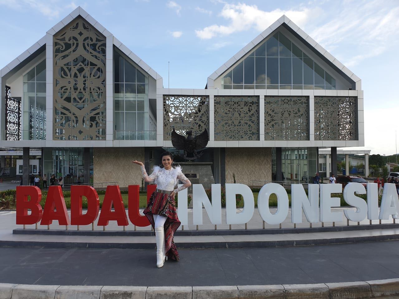 Badau, Fitri Carlina menyempatkan mendokumentasikan kekagumannya. foto:pesonaindonesia