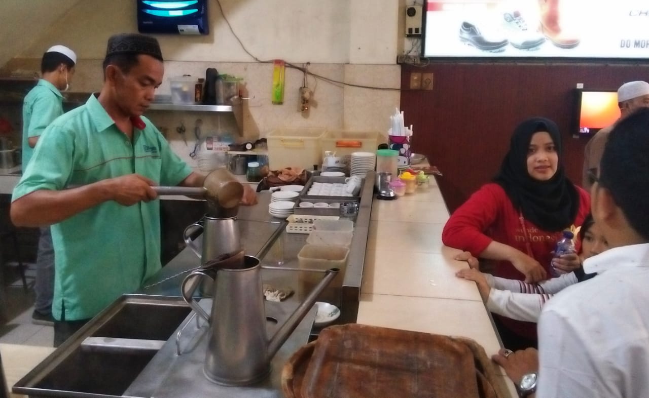 Menunggu racikan kopi. foto:pesonaindonesia
