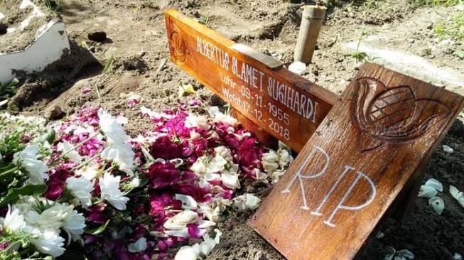 Nisan Salib makam Albertus Slamet Sugiardi yang digergaji warga. Foto: suara.com