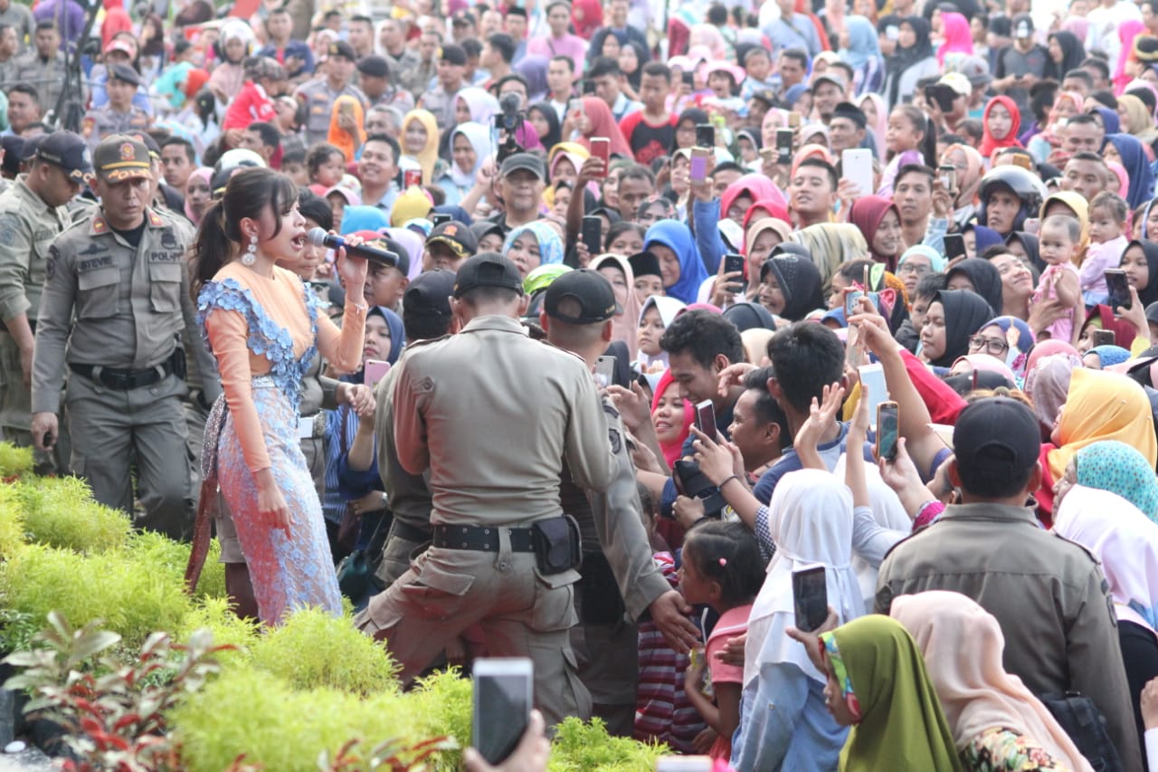 Pedangdut Malaysia dikerubuti fans. foto:pesonaindonesia