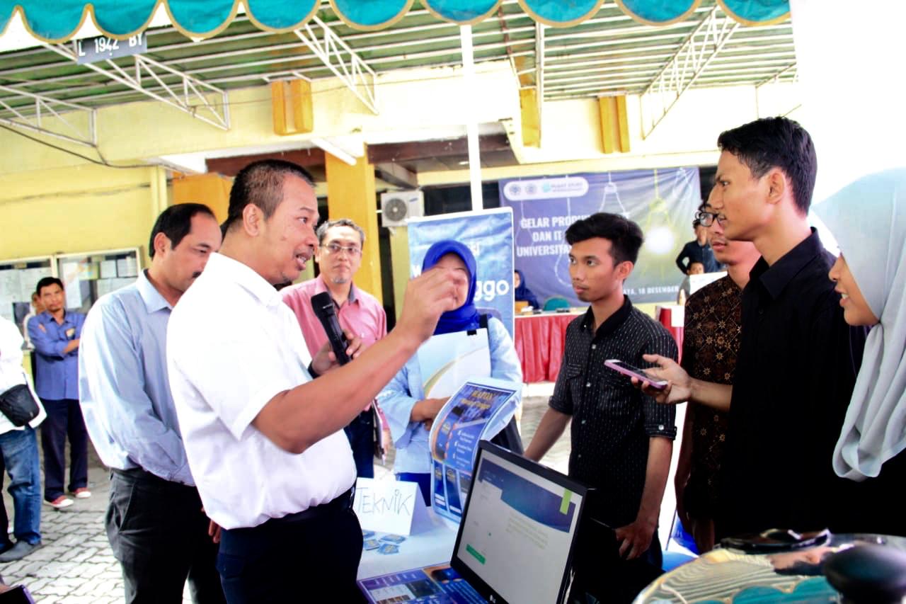 Rektor Unitomo mengunjungi salah satu stand mahasiswa.