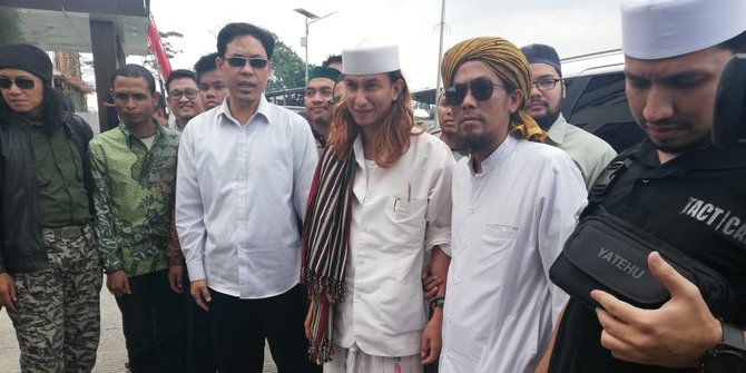 Habib Bahar (gondrong) diantara 9 pengacara saat diperiksa Polda Jawa Barat atas kasus penganiayaan dua anak di Bogor, Selasa 18 Desember 2018.