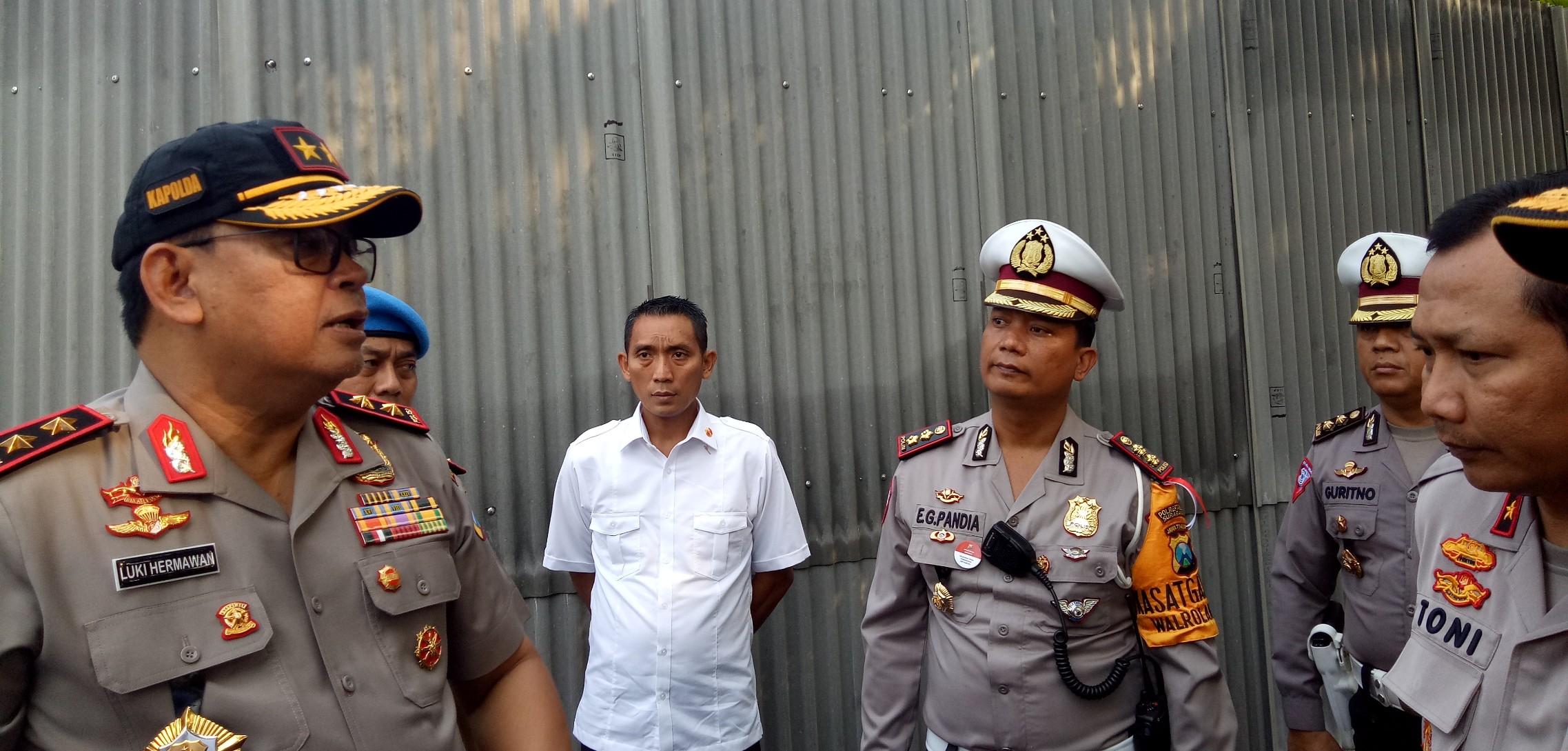 Kapolda Jawa Timur Lucky Hermawan saat meninjau lokasi tadi pagi. (Foto: Pita/ngopibareng.id)