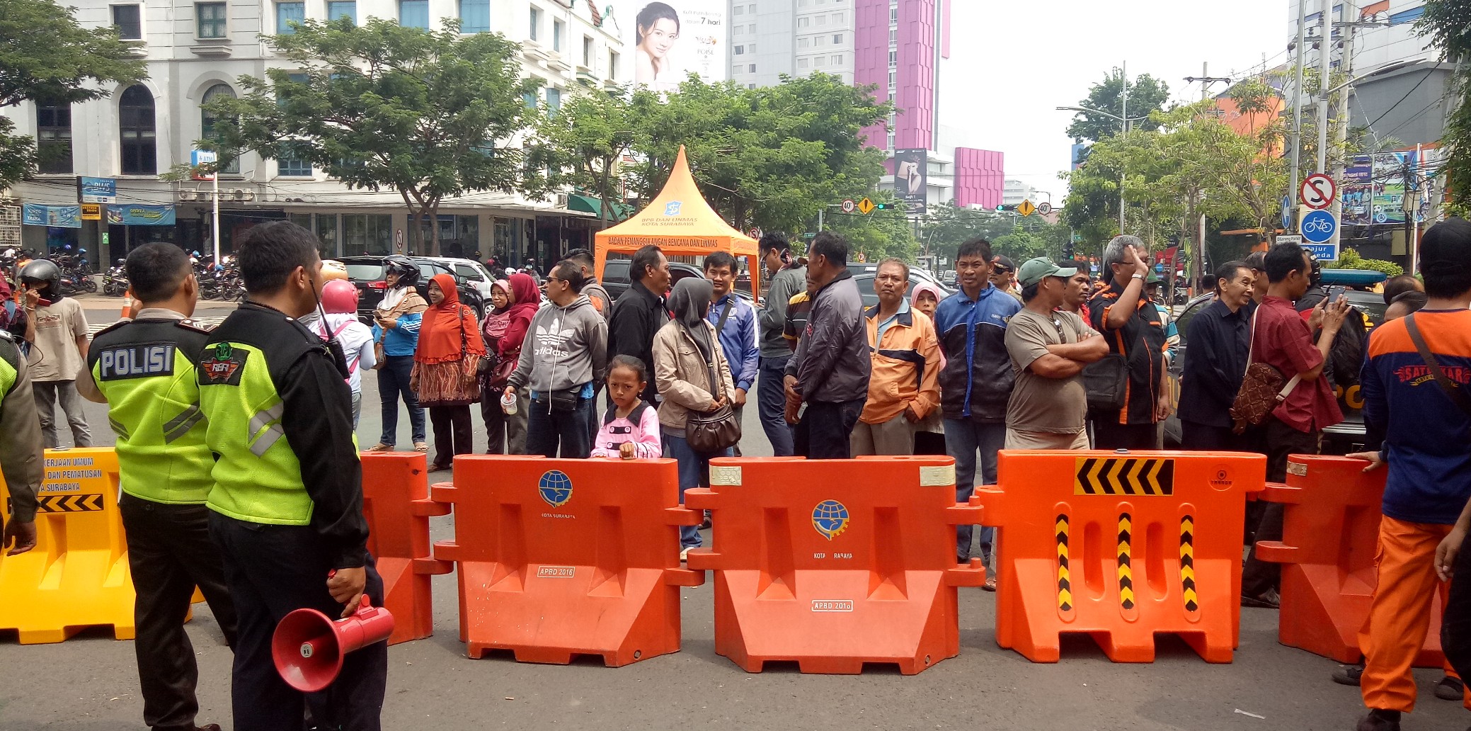 Lokasi warga berkerumun. (Foto: Pita.ngopibareng.id)