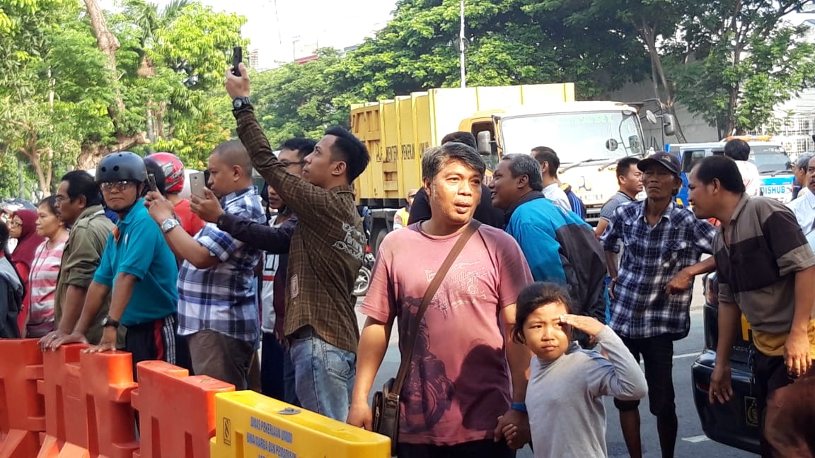 Warga berkerumun penasaran melihat amblesnya Jalan Gubeng yang terjadi semalam. (Foto: Haris/ngopibareng.id)