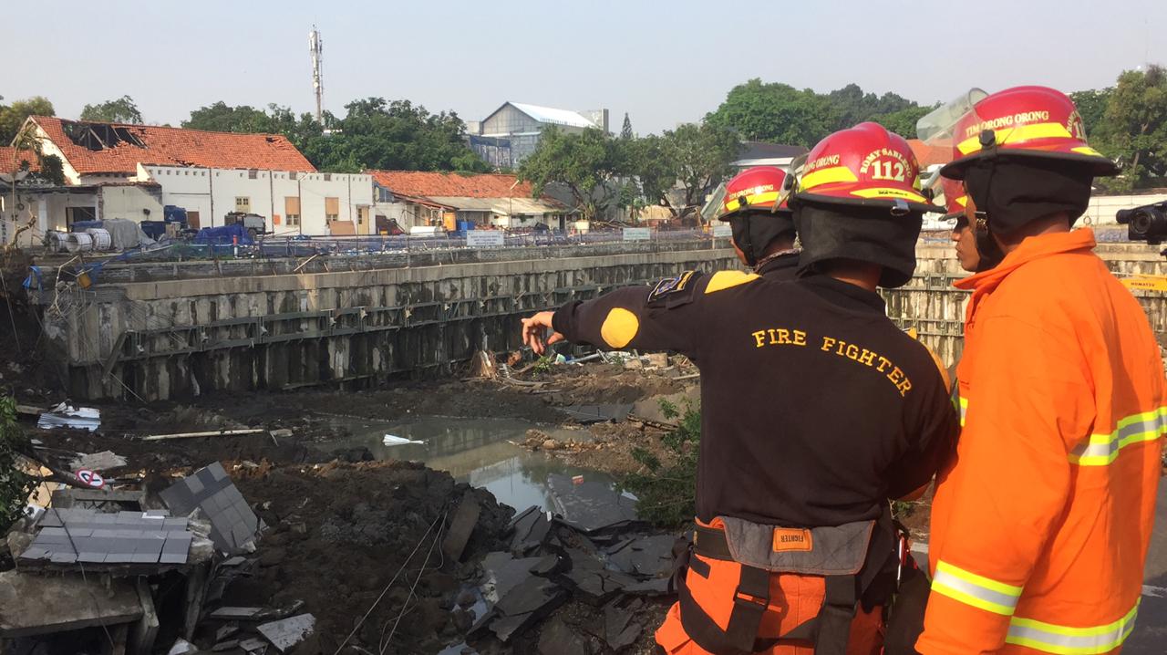 Tanah ambles di Jalan Gubeng.  (Foto: Amanah.ngopibareng.id)