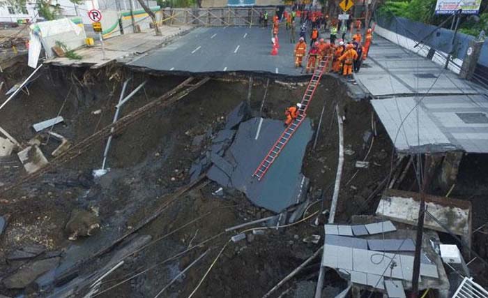 Jalan Gubeng Surabaya ambles. (Foto:Tempo.Co) 