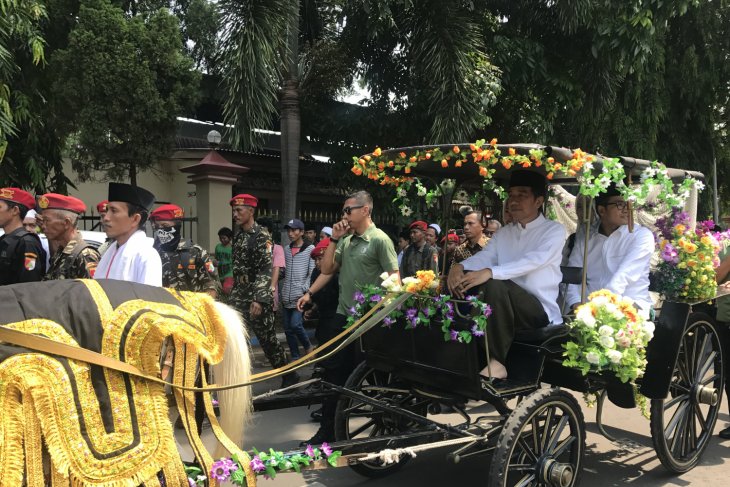 okowi hadir dalam acara Deklarasi Ulama Madura untuk mendukung Jokowi-Ma'ruf yang diselenggarakan atas dukungan Yenny Wahid melalui Konsorsium Kader Gusdur dengan menaiki delman dari Pendopo Bangkalan. (Foto: Antara)