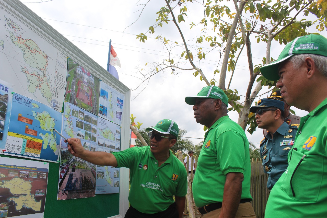 Kepala BPJN XVII Manokwari Dr. Ir Yohanes Tulak Todingrara MT, menjelaskan rencana lokasi penanaman pohon di ruas Trans Papua kepada Direktur Bina Kompetensi dan Produktivitas Konstruksi Ditjen Bina Konstruksi PUPR Ir Ober Gultom MT dan Gubernur Papua Barat Dominggus Mandacan. (Foto: istimewa)