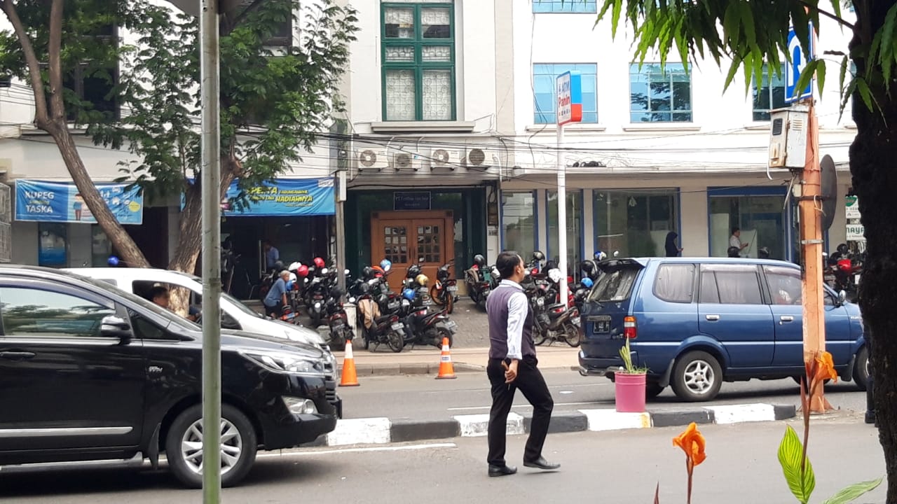 Kompleks perkantoran di sekitar Jalan Gubeng, tak jauh dari lokasi amblesnya jalan. (Foto: Haris/ngopibareng.id)