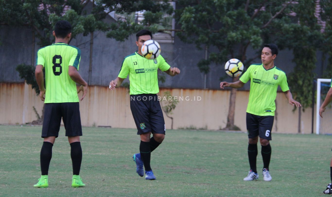 Skuat Persebaya saat latihan di Lapangan Polda Jatim. (foto: Haris/ngopibareng)