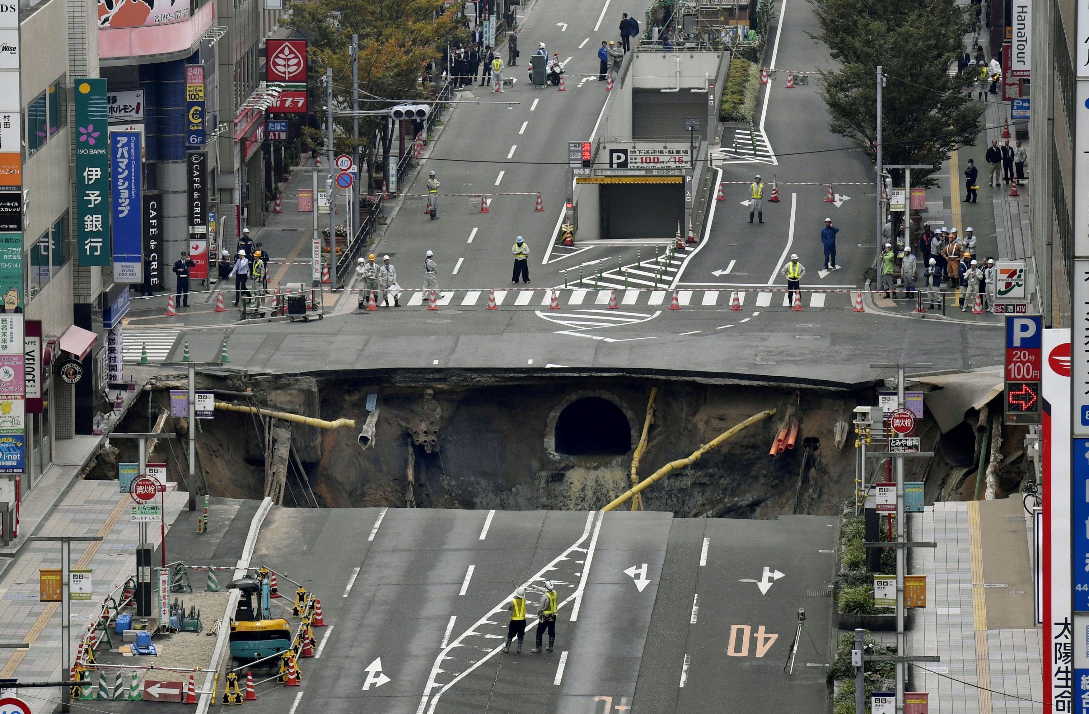 Jalan Fukuoka, Jepang, pernah ambles pada 8 November 2016.