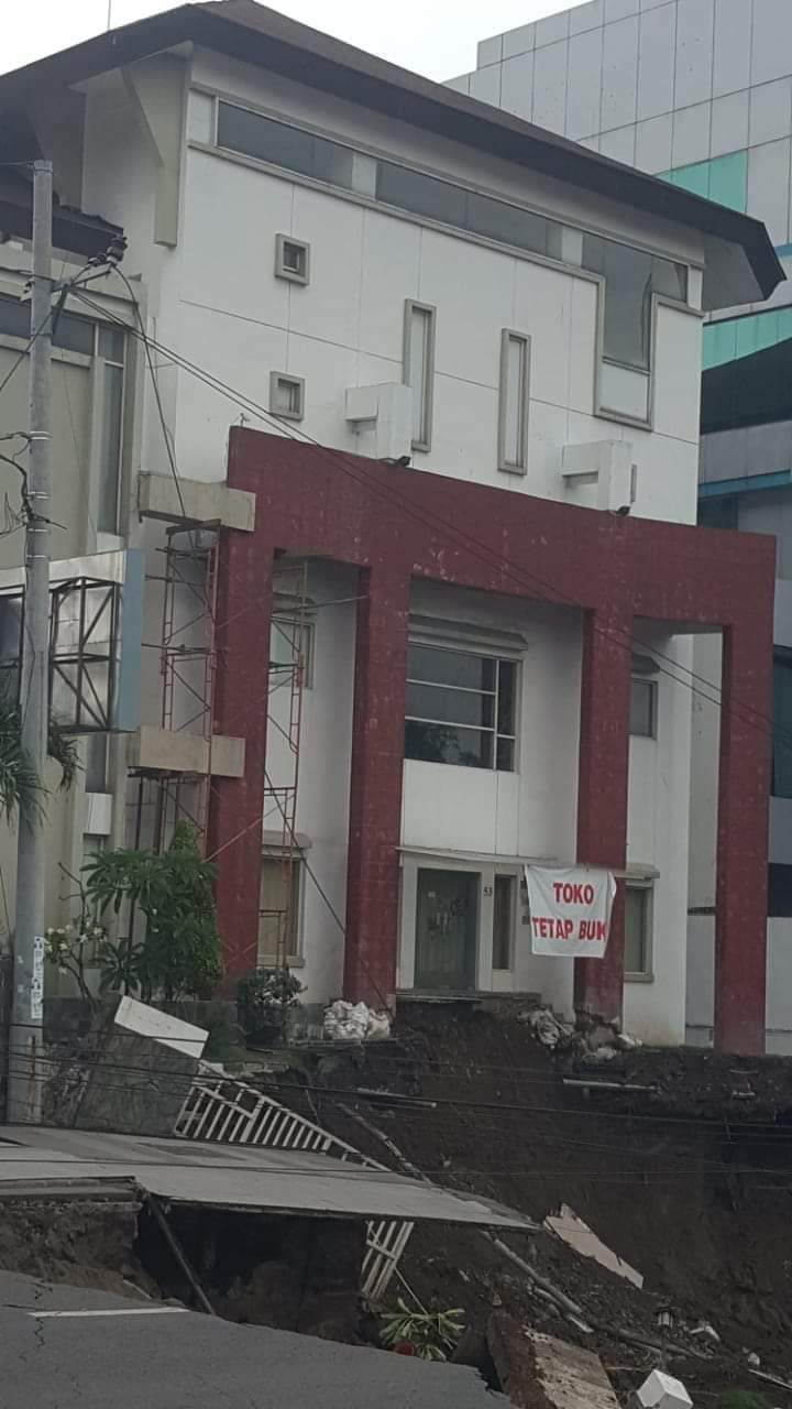 Netizen pun mempermasalahkan jalan masuk ke toko seandainya toko tetap buka. 