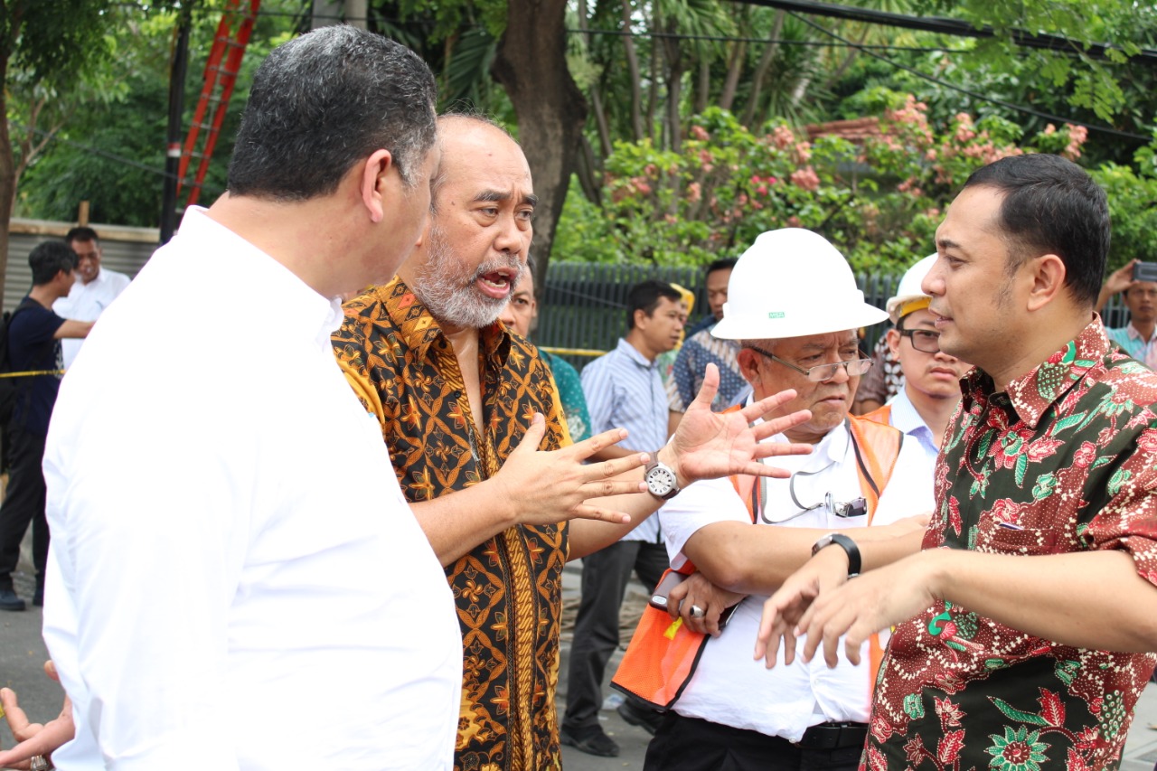 Prof Ir Indrasurya B Mochtar ketika melihat langsung tanah ambles di lokasi Jalan Gubeng.