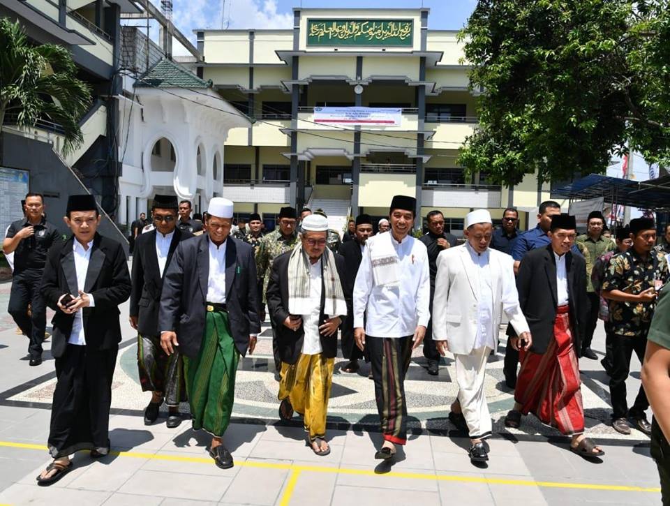 Presiden Joko Widodo ketika menuju Pesantren Darul 'Ulum, Jombang, Jawa Timur. (Foto: fb for ngopibareng.id)