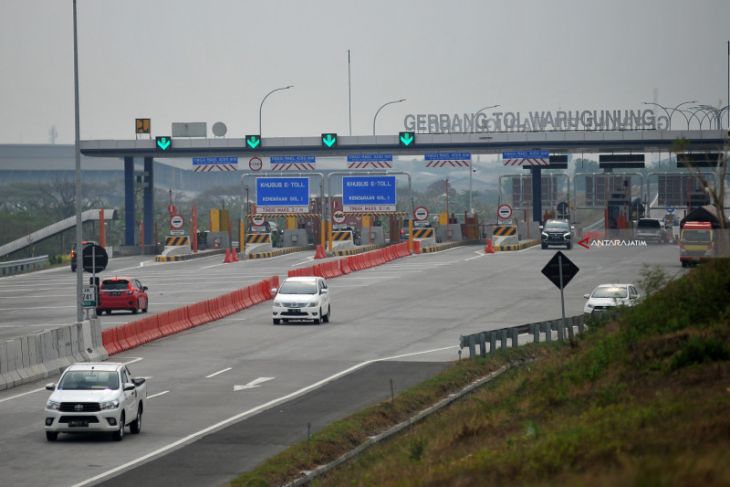 Gebang Tol Warugunung, Surabaya bagian dari tol Trans Jawa. Foto: antara