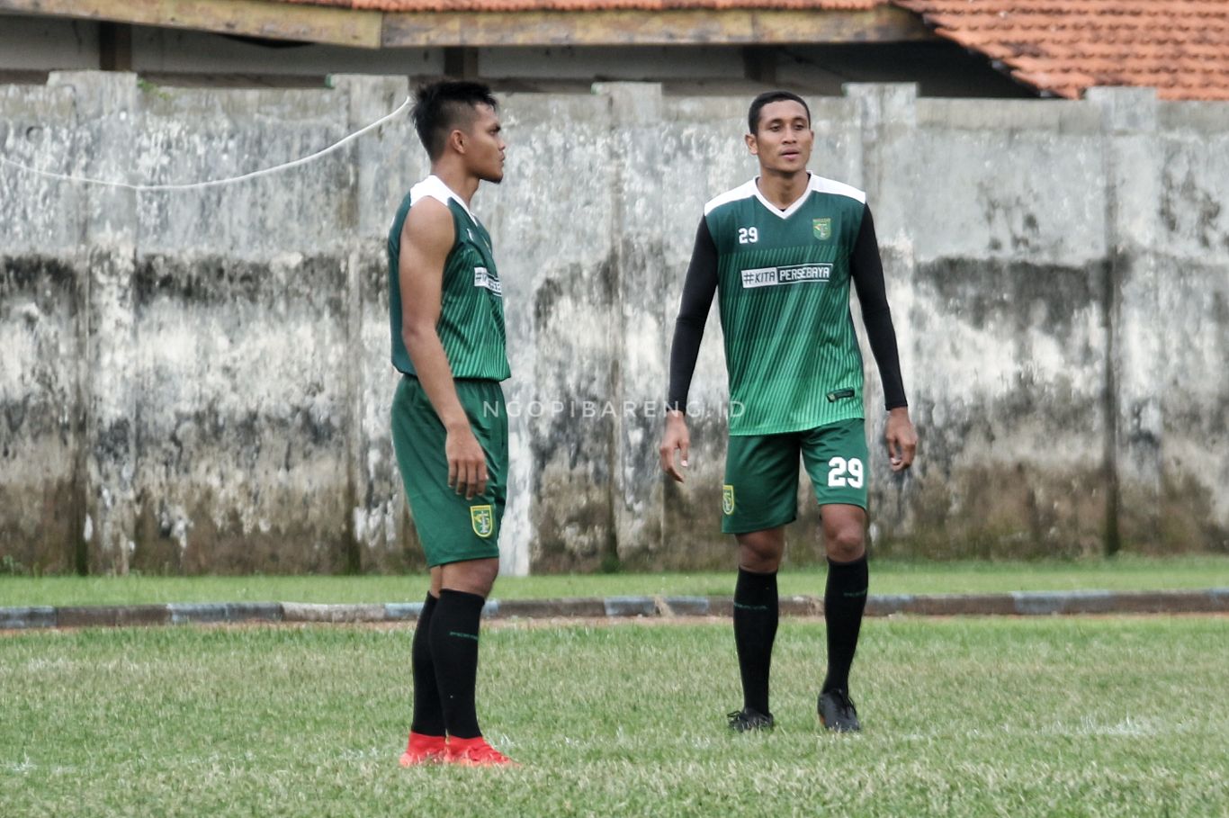 Skuat Persebaya saat latihan di Lapangan Jenggolo. (foto: Haris/ngopibareng)