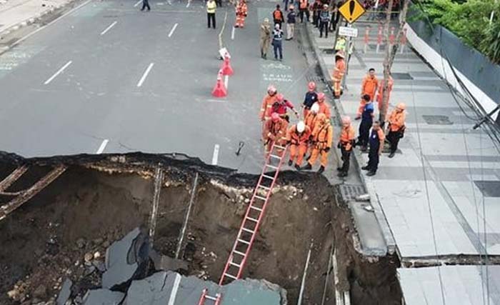 Petugas masih meneliti jalan Raya Gubeng yang ambles Selasa malam lalu. (Foto:Antara)