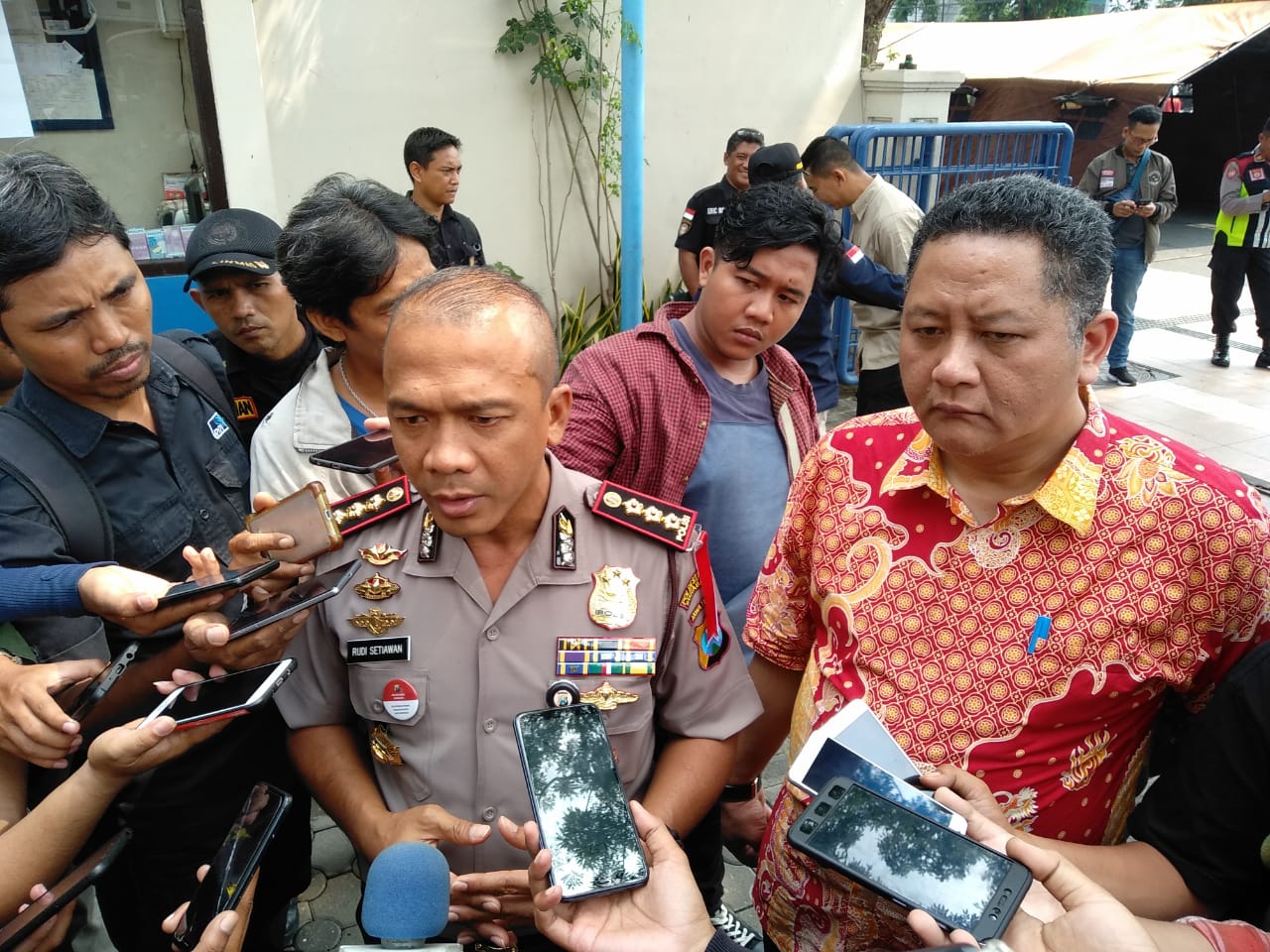 Wawali Surabaya Whisnu Sakti Buana dan Kapolrestabes Surabaya, saat meninjau lokasi amblesnya Jalan Gubeng Surabaya, Kamis 20 Desember 2018. (Foto: Roesdan/ngopibareng.id)