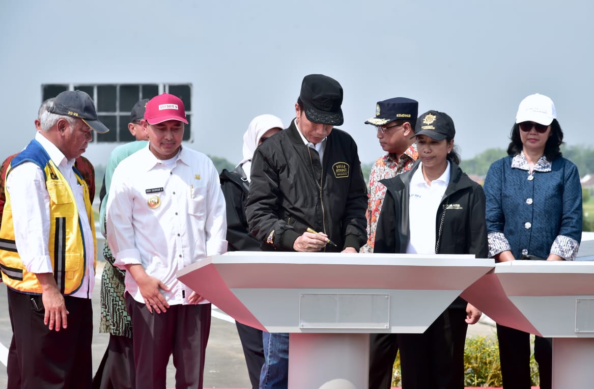 Presiden Jokowi ketika meresmikan empat ruas Tol di Jatim (20/12). Foto: Biro Pers Sekretariat Presiden