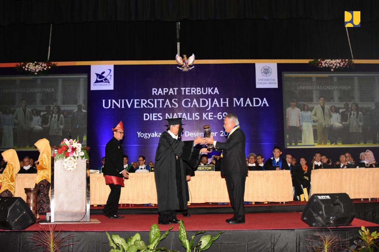 Menteri Pekerjaan Umum dan Perumahan Rakyat (PUPR) Basuki Hadimuljono menerima Anugerah Hamengku Buwono IX, dari Universitas Gadjah Mada (UGM), Rabu, 19 Desember 2018. (Foto: Birkom Kementerian PUPR)