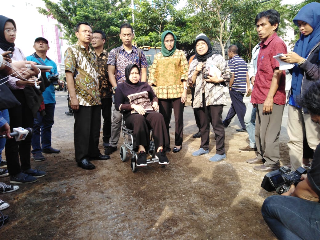 Wali Kota Tri Rismaharini saat meninjau lokasi tanah ambles di Jalan Raya Gubeng, Surabaya, Kamis, 20 Desember 2018. (Foto: Farid/ngopibareng.id)