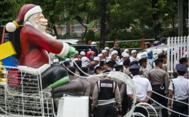 Aksi sweeping di Mall Grand City beberapa waktu lalu. (Foto: AFP)