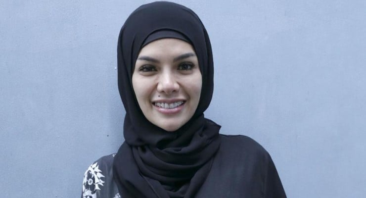 Nikita Mirzani sempat dikira lepas hijab.