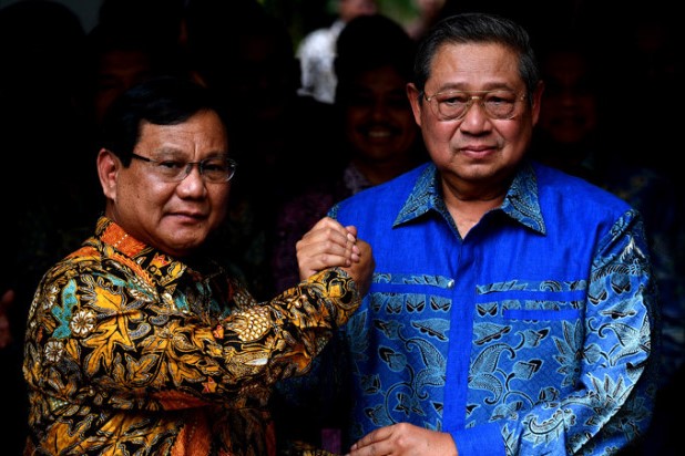 Ketua Umum Partai Gerindra Prabowo Subianto (kiri) berjabat tangan dengan Ketua Umum Partai Demokrat Susilo Bambang Yudhoyono (kanan) usai pertemuan tertutup di kediaman Prabowo, Jalan Kertanegara, Jakarta Selatan, Senin 30 Juli 2018. Partai Demokrat resmi berkoalisi dengan Partai Gerindra dalam Pilpres 2019. (Foto: Antara/Sigid Kurniawan)