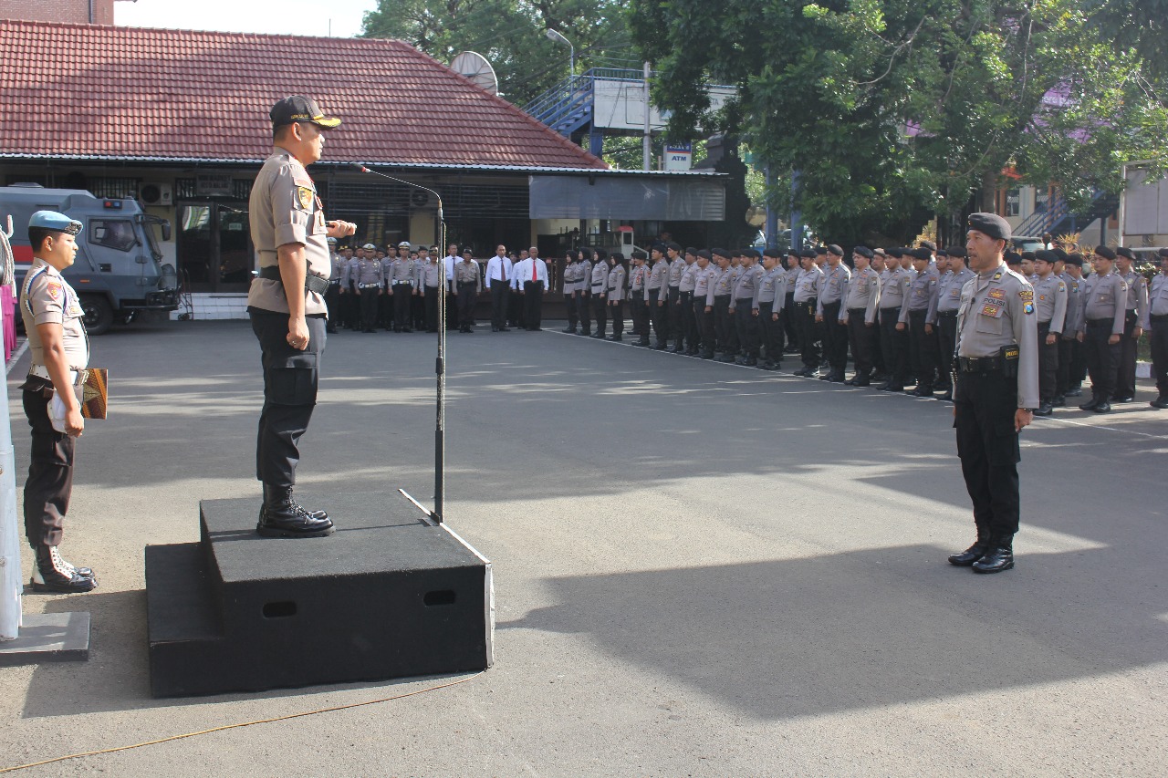 Kapolres Malang Kota, AKBP Asfuri saat memimpin apel. (Foto: Umar/ngopibareng.id)