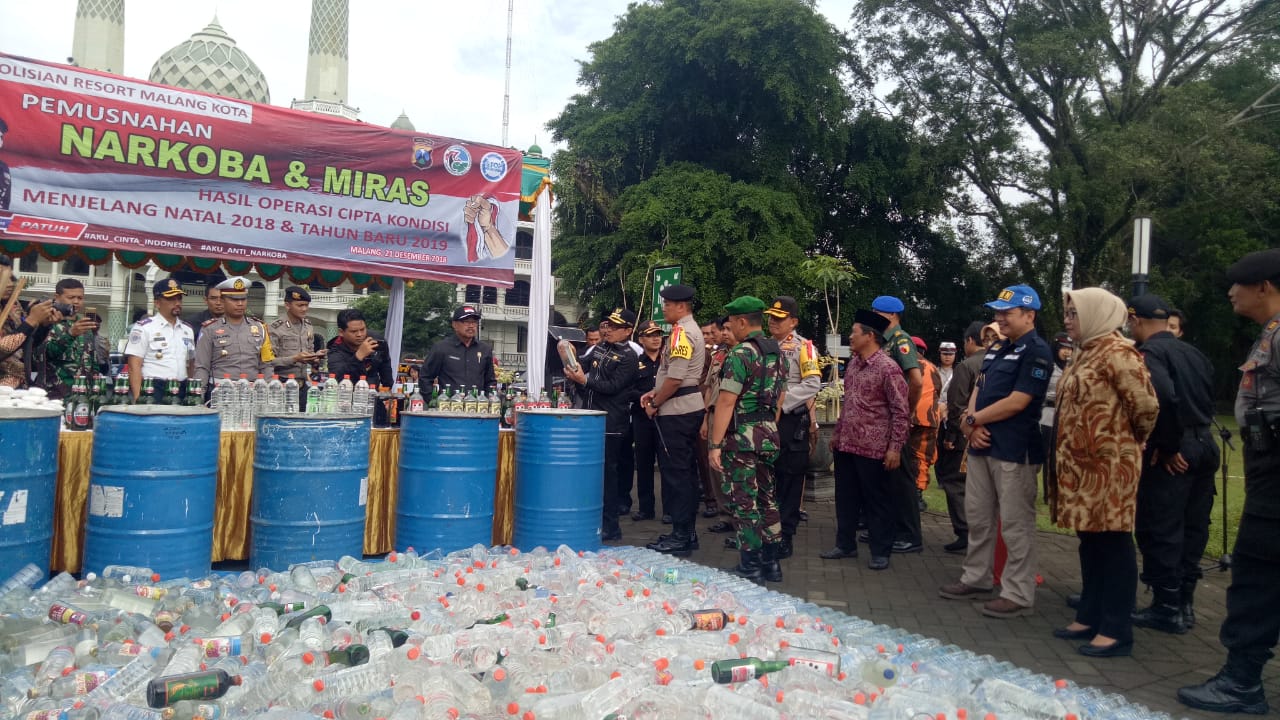 Pemusnahan miras dan pil double L di Malang.