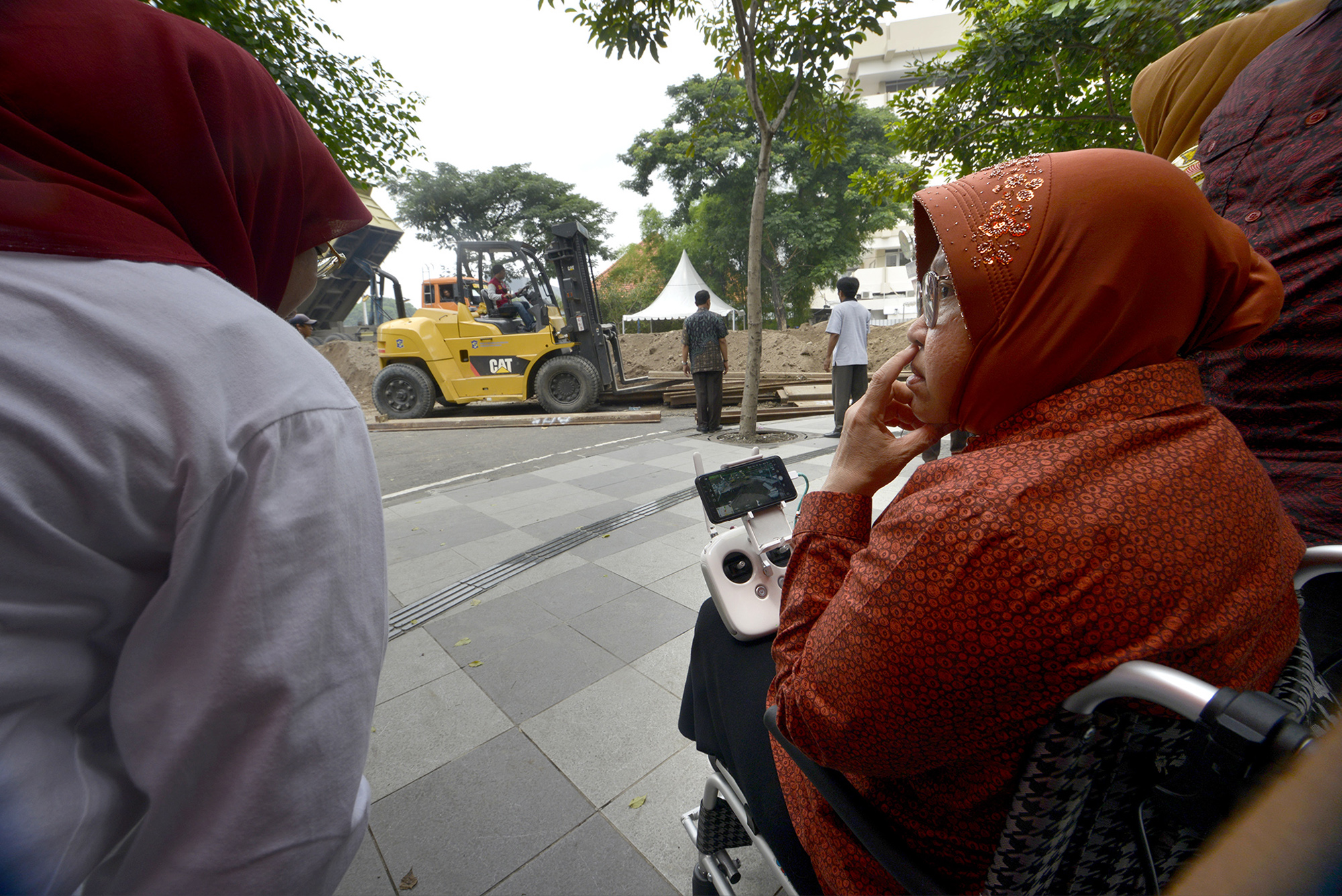 Wali Kota Surabaya Tri Rismaharini tiba di lokasi Amblesnya Jalan Gubeng Surabaya, Jumat 21 Desember 2018.