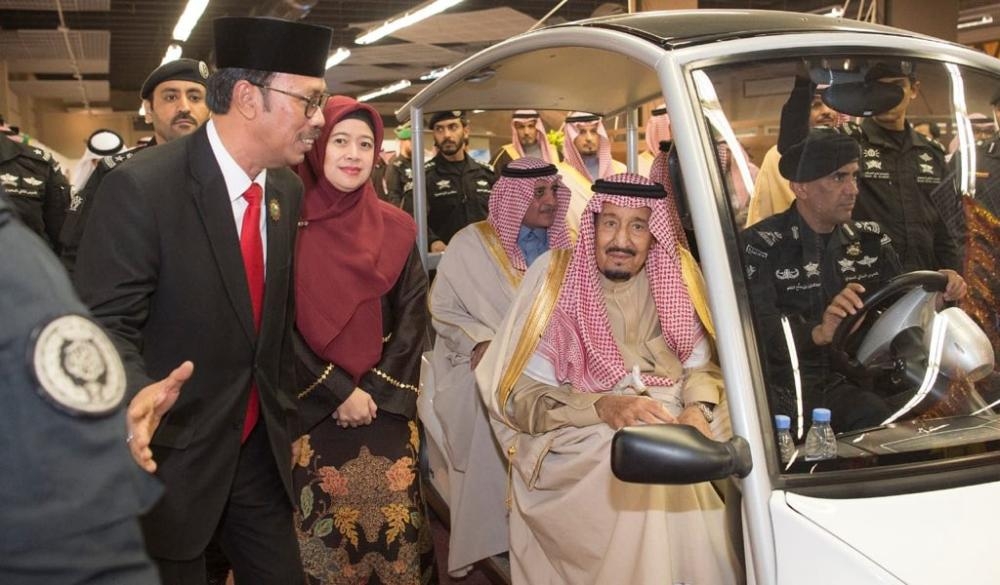 Dubes RI untuk Arab Saudi Agus Maftuh Abegebriel (kiri) bersama Menteri Koordinator Bidang Pembangunan Manusia dan Kebudayaan Puan Maharani saat menyambut Raja Salman di Pavilliun Indonesia pada pembukaan Festival Janadiriyah di Riyadh, Kamis (20/12) malam waktu setempat. (Foto: KBRI Riyadh)