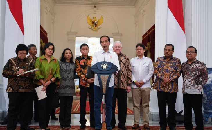 Presiden Joko Widodo (tengah) didampingi (kiri ke kanan) Menteri Lingkungan Hidup dan Kehutanan Siti Nurbaya Bakar, Menteri Keuangan Sri Mulyani, Menteri BUMN Rini Soemarno, Menteri ESDM Ignasius Jonan, CEO Freeport McMoRan Richard Adkerson, Direktur Utama PT Indonesia Asahan Alumunium (Inalum) Budi Gunadi Sadikin, Jaksa Agung M Prasetyo dan Mensesneg Pratikno memberikan keterangan terkait pelunasan divestasi PT Freeport Indonesia di Istana Merdeka, Jakarta, Jumat 21 Desember 2018. Presiden mengumumkan pelunasan divestasi PT Freeport Indonesia dengan membayarkan 3,85 miliar dolar AS atau sekitar Rp56 triliun melalui PT Inalum sehingga telah resmi menjadi milik Indonesia. (Foto: Antara/Wahyu Putro A)