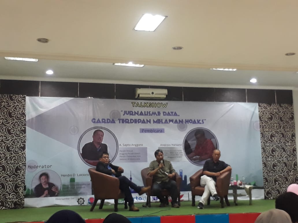 Talkshow tangkal penyebaran berita hoax di UINSA. (Foto: Amanah/ngopibareng.id)